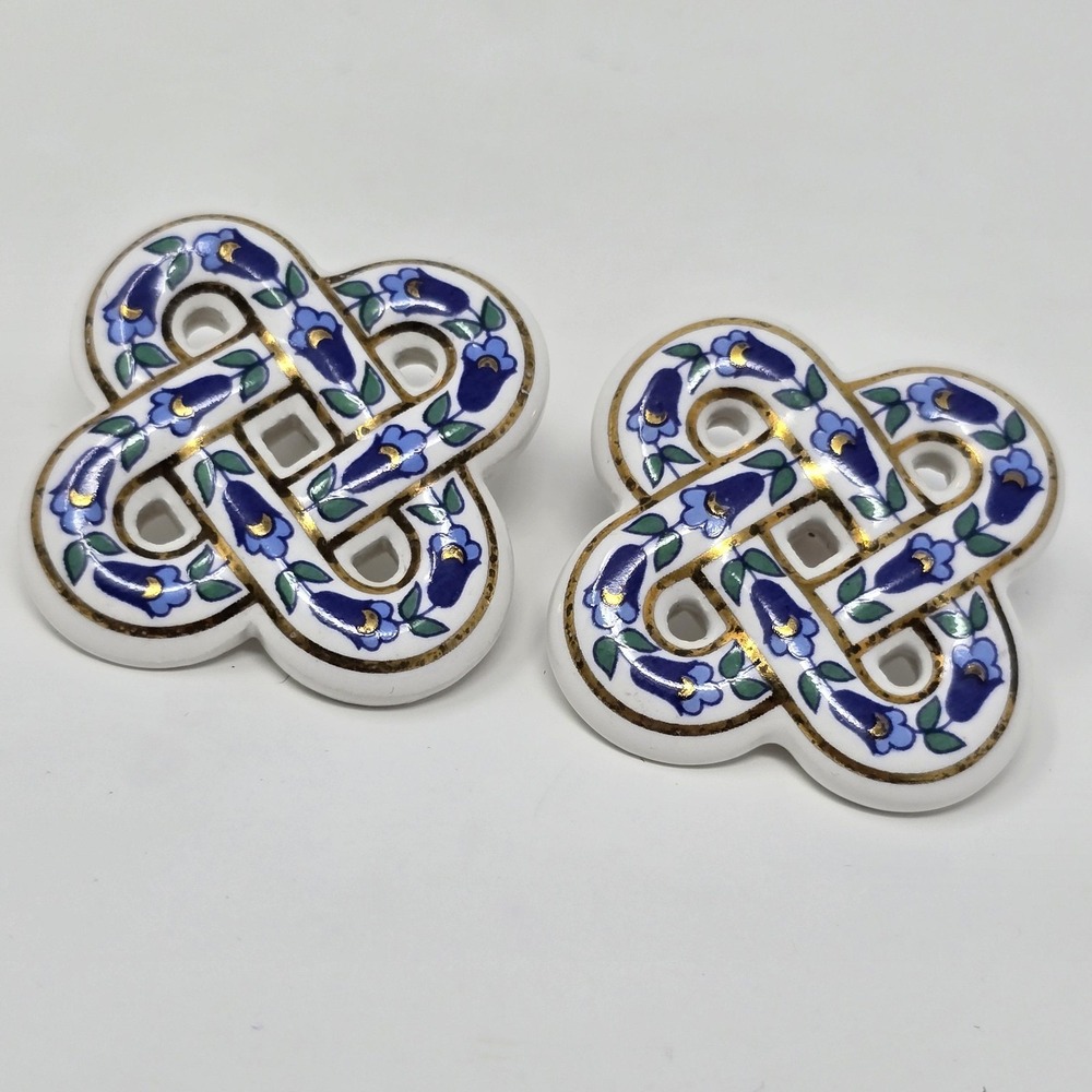 Vintage Avon‎ Celtic Knot Blue Floral Enamel Ceramic Porcelain Stud Earrings 90s